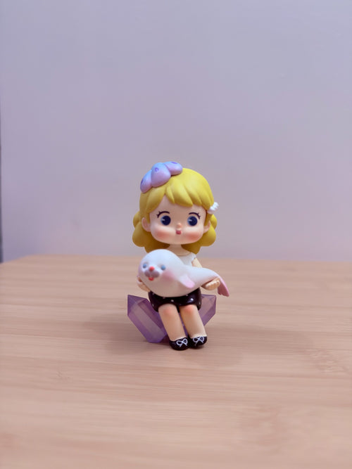 Blonde Girl Holding Seal Designer Mini Figure – Loose - pre-owned collectible